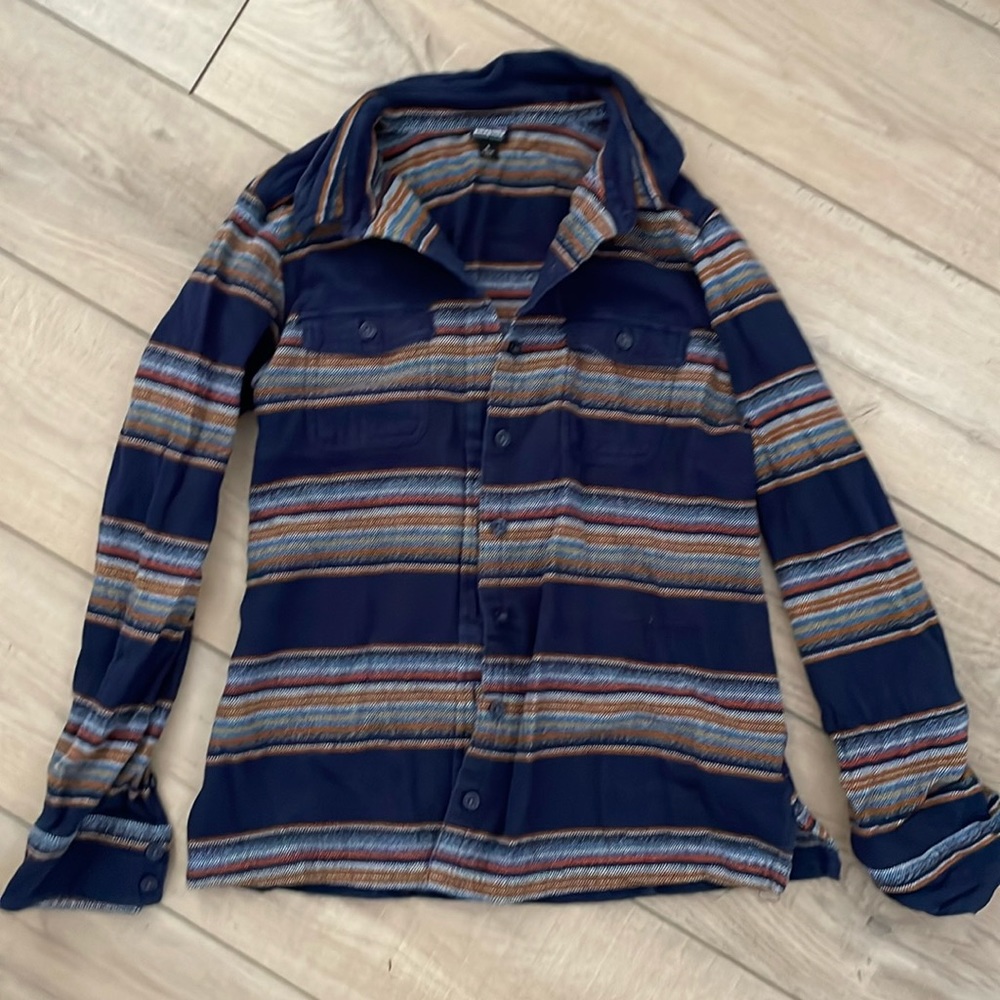 Women’s navy Patagonia organic cotton sweater in a size 4 in great condition